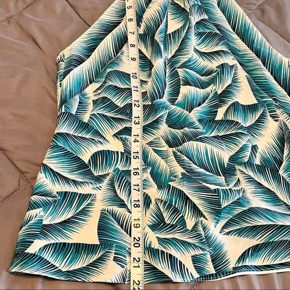 🎄Ann Taylor Leaf Pattern Halter Top - Picture 9 of 10